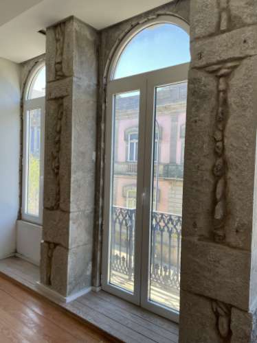 Maravilhoso edifício histórico situado numa das ruas mais conhecidas do Porto