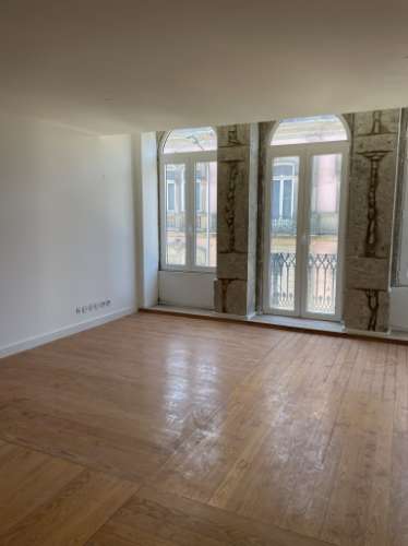 Maravilhoso edifício histórico situado numa das ruas mais conhecidas do Porto