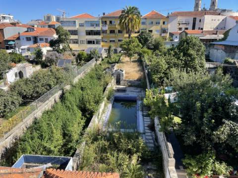 Maravilhoso edifício histórico situado numa das ruas mais conhecidas do Porto