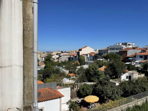 Maravilhoso edifício histórico situado numa das ruas mais conhecidas do Porto