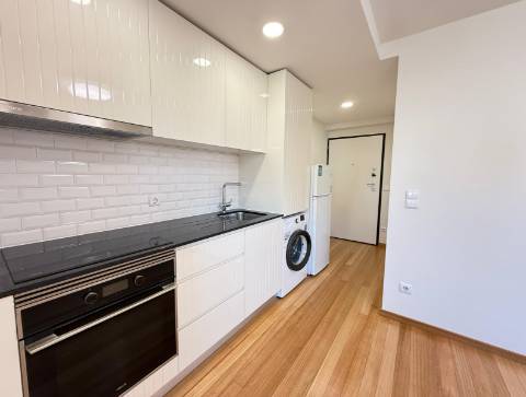 Apartamento T0+1 em plena Rua da Constituição!