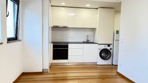 Apartamento T0+1 em plena Rua da Constituição!