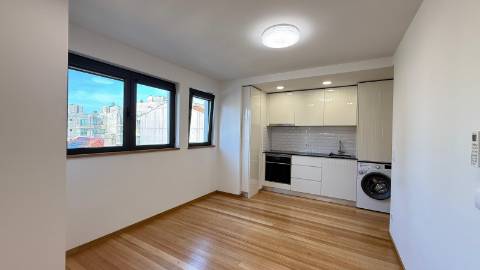 Apartamento T0+1 em plena Rua da Constituição!