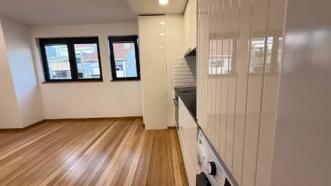 Apartamento T0+1 em plena Rua da Constituição!