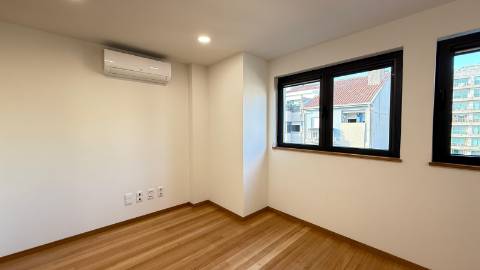 Apartamento T0+1 em plena Rua da Constituição!