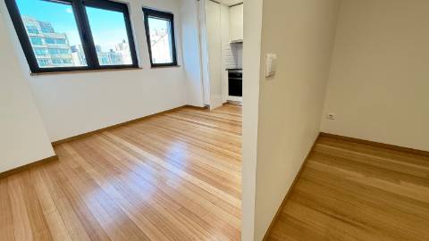 Apartamento T0+1 em plena Rua da Constituição!