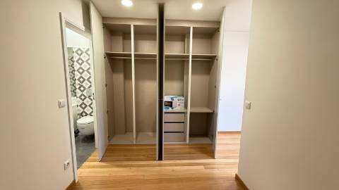 Apartamento T0+1 em plena Rua da Constituição!