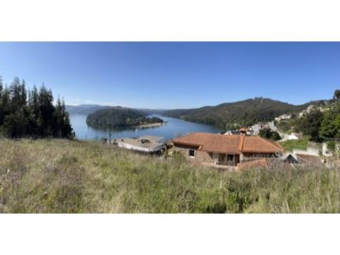 Terreno com vista privilegiada sobre o Rio Douro