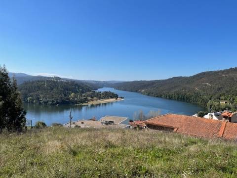 Terreno com vista privilegiada sobre o Rio Douro