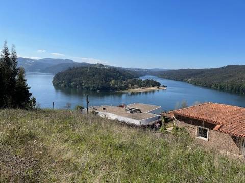 Terreno com vista privilegiada sobre o Rio Douro