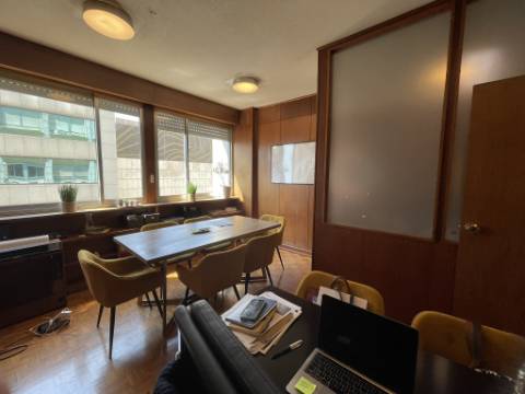 Escritório com duas salas para arrendar em localização de excelência