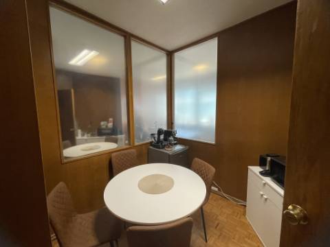 Escritório com duas salas para arrendar em localização de excelência