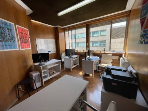 Escritório com duas salas para arrendar em localização de excelência