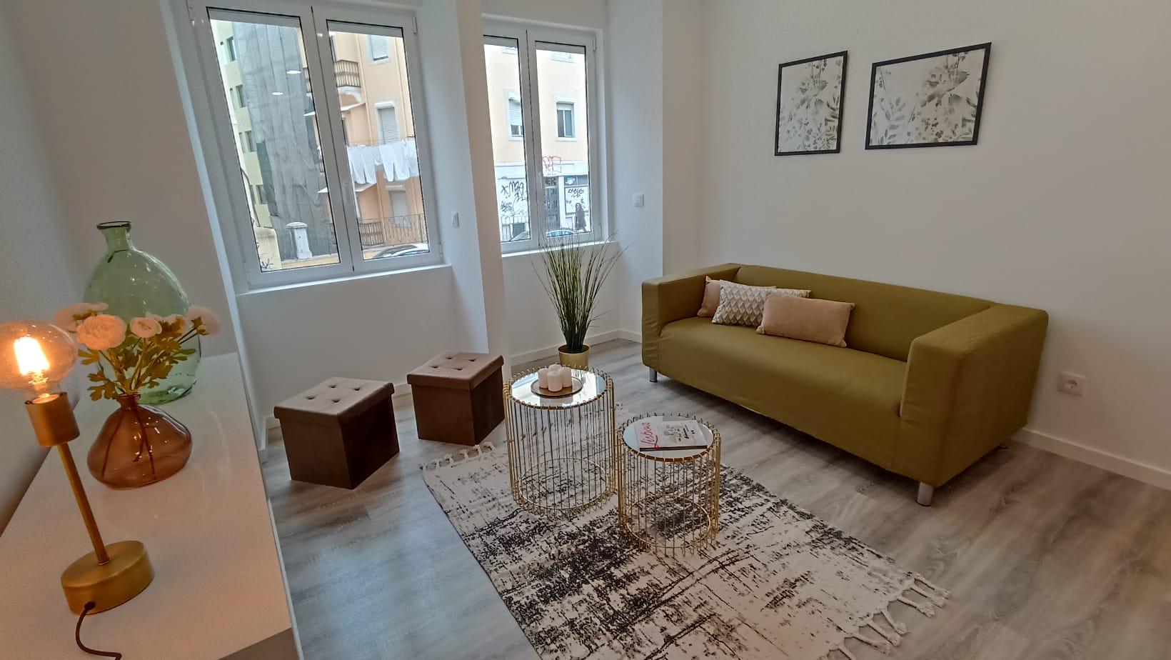 Apartamento T3 Em Benfica, decorado e com logradouro