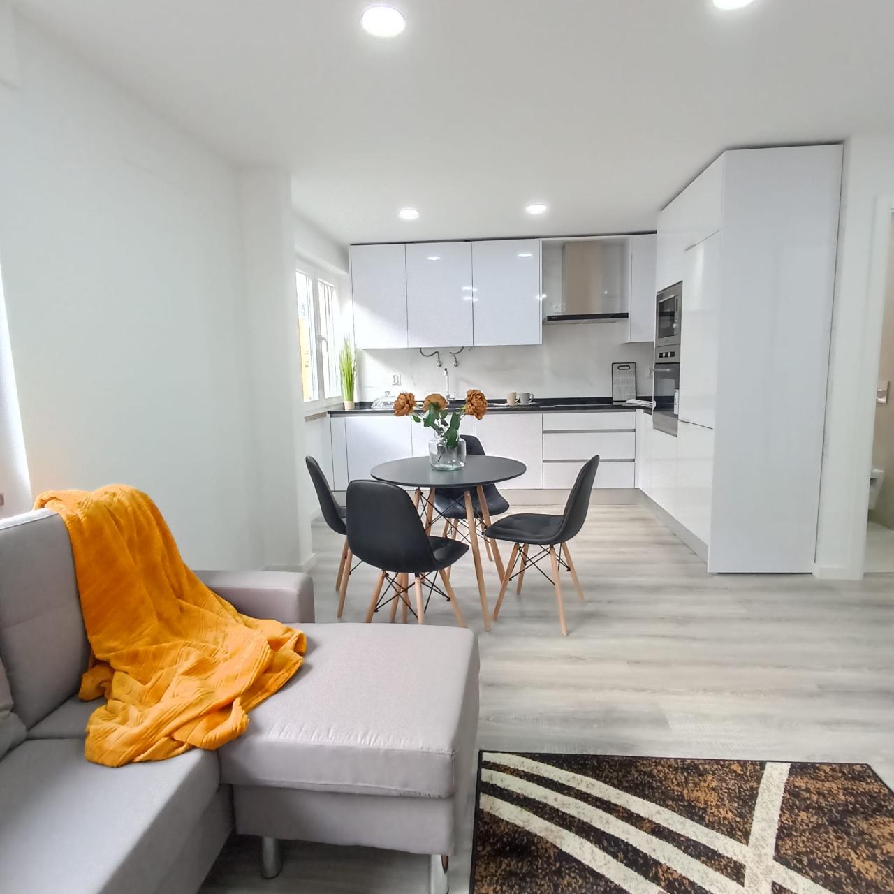 Apartamento T3 em Benfica perto de superfície comercial