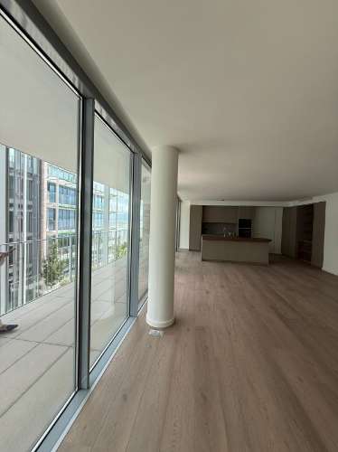 Espaçoso Apartamento de 3 Quartos com Amplo Terraço