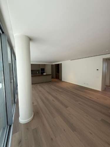 Espaçoso Apartamento de 3 Quartos com Amplo Terraço