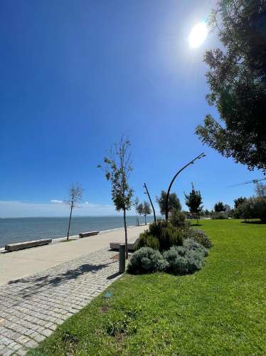 Espaçoso Apartamento de 3 Quartos com Amplo Terraço