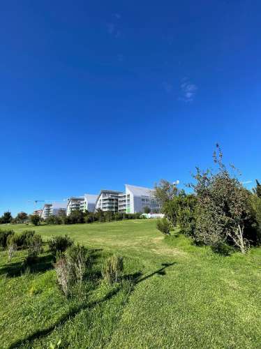 Espaçoso Apartamento de 2 Quartos com Amplo Terraço