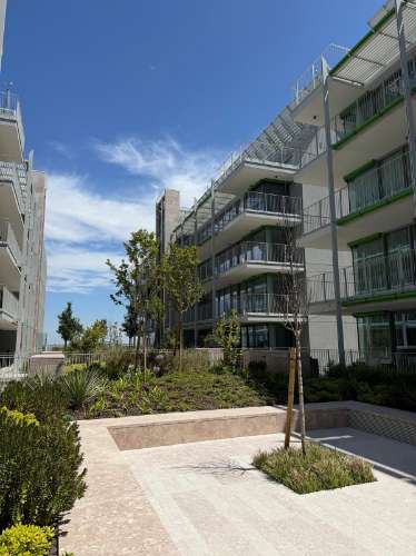 Espaçoso Apartamento de 2 Quartos com Amplo Terraço