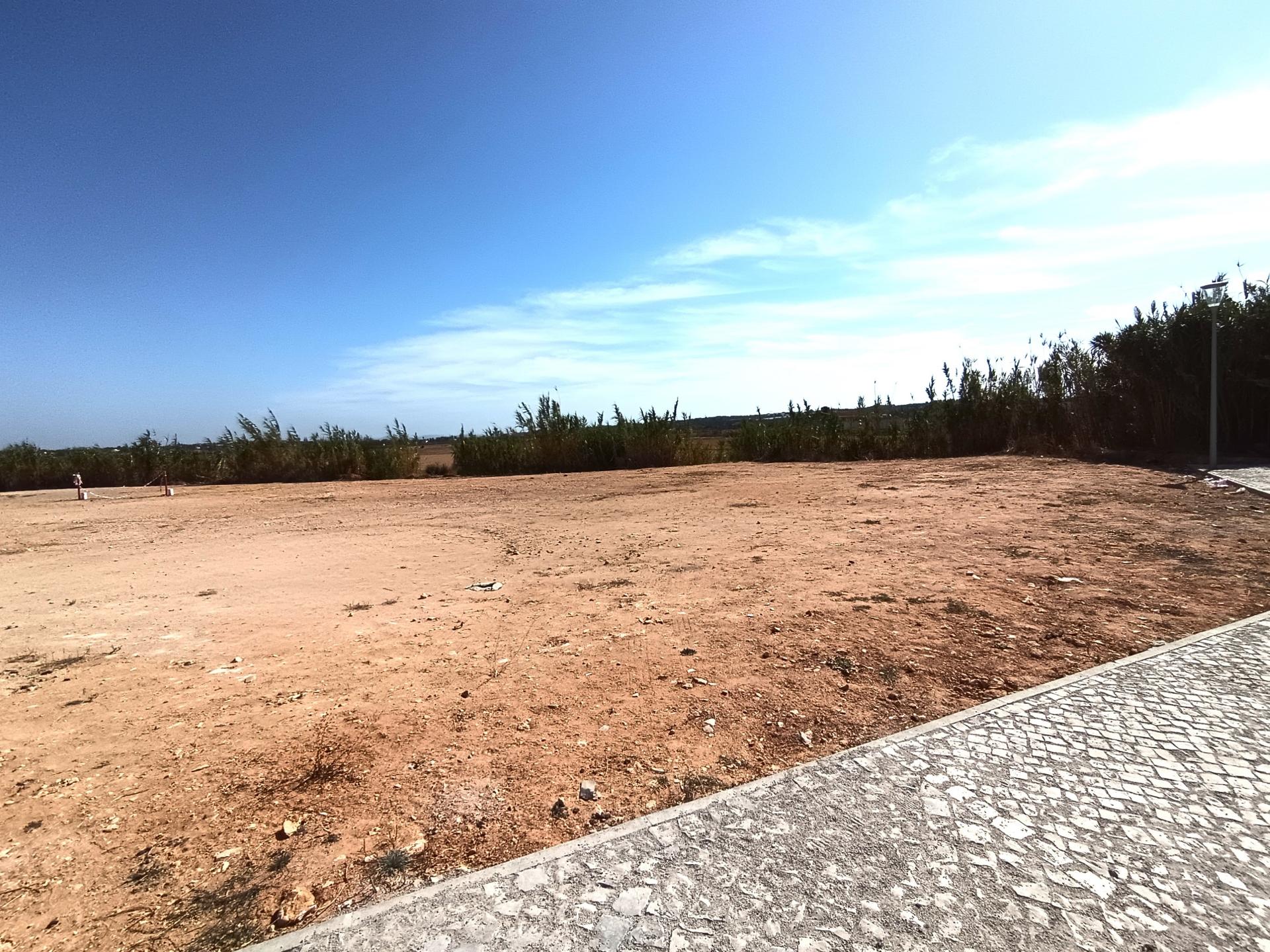 Lote Exclusivo em Lagoa - Oportunidade de Investimento no Algarve