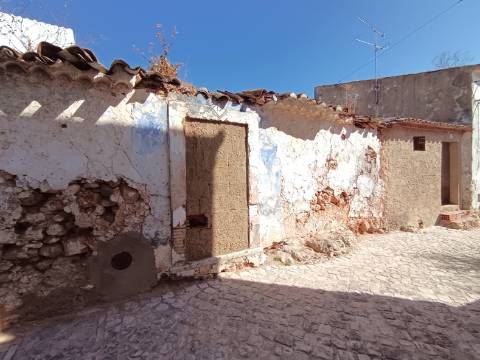 Viva o Algarve Autêntico: Moradia em Banda Para Recuperação em Aldeia Rural
