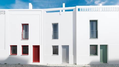 Viva o Algarve Autêntico: Moradia em Banda Para Recuperação em Aldeia Rural