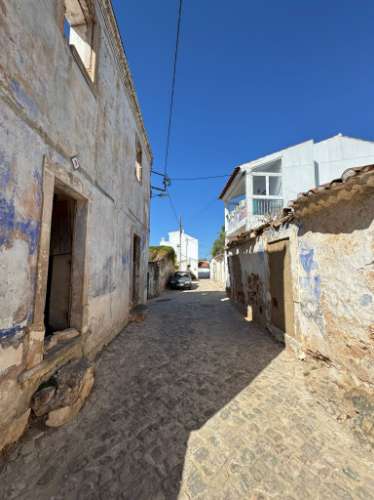 Viva o Algarve Autêntico: Moradia em Banda Para Recuperação em Aldeia Rural