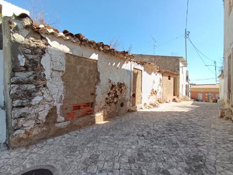 Viva o Algarve Autêntico: Moradia em Banda Para Recuperação em Aldeia Rural