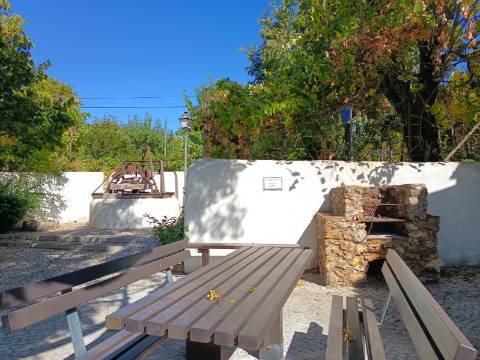 Viva o Algarve Autêntico: Moradia em Banda Para Recuperação em Aldeia Rural