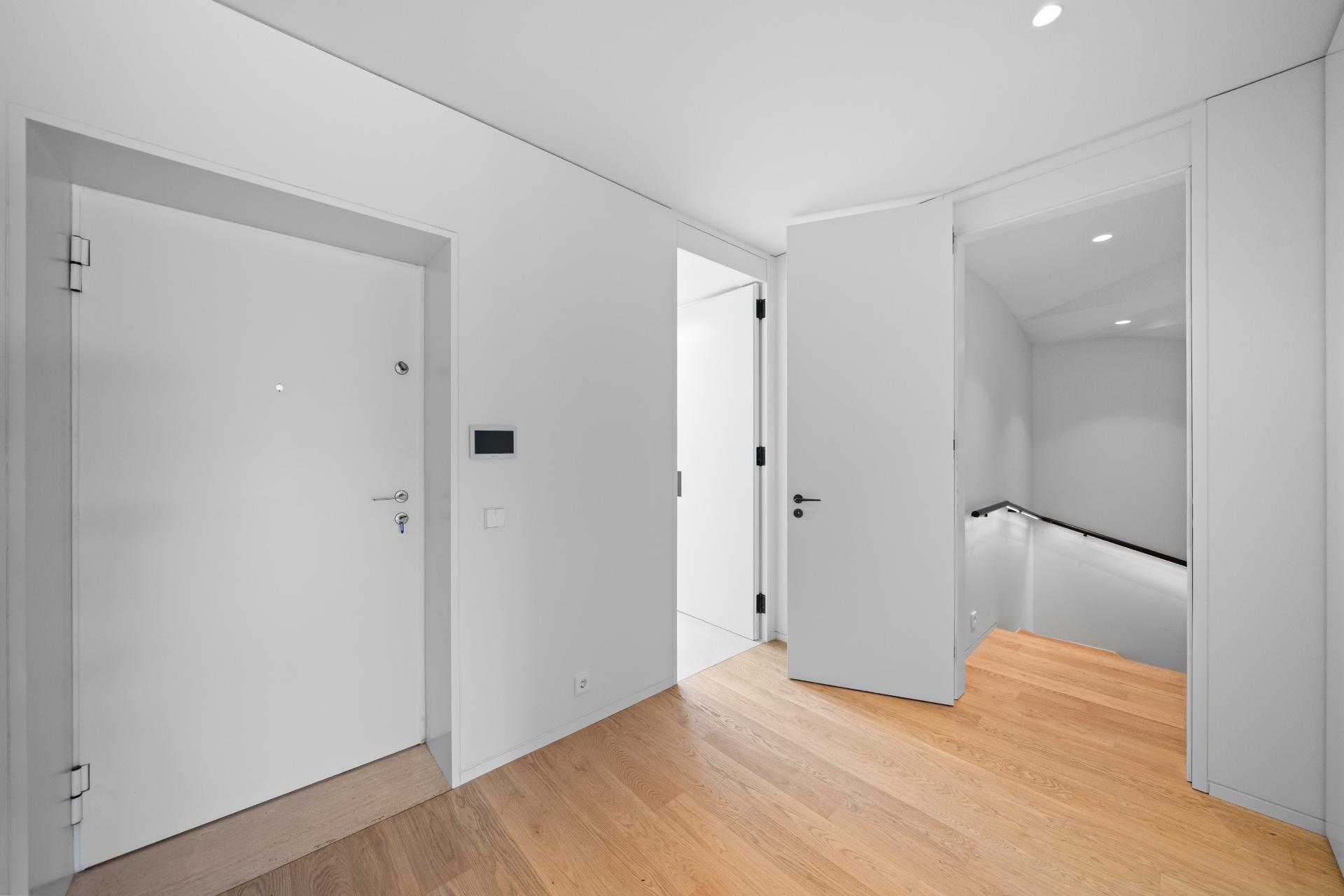 Moradia T3 Duplex com Jardim, Varanda e Garagem em Condomínio Privado na Foz