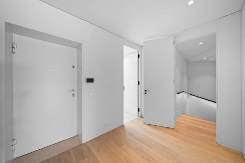 Moradia T3 Duplex com Jardim, Varanda e Garagem em Condomínio Privado na Foz