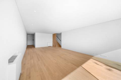 Moradia T3 Duplex com Jardim, Varanda e Garagem em Condomínio Privado na Foz