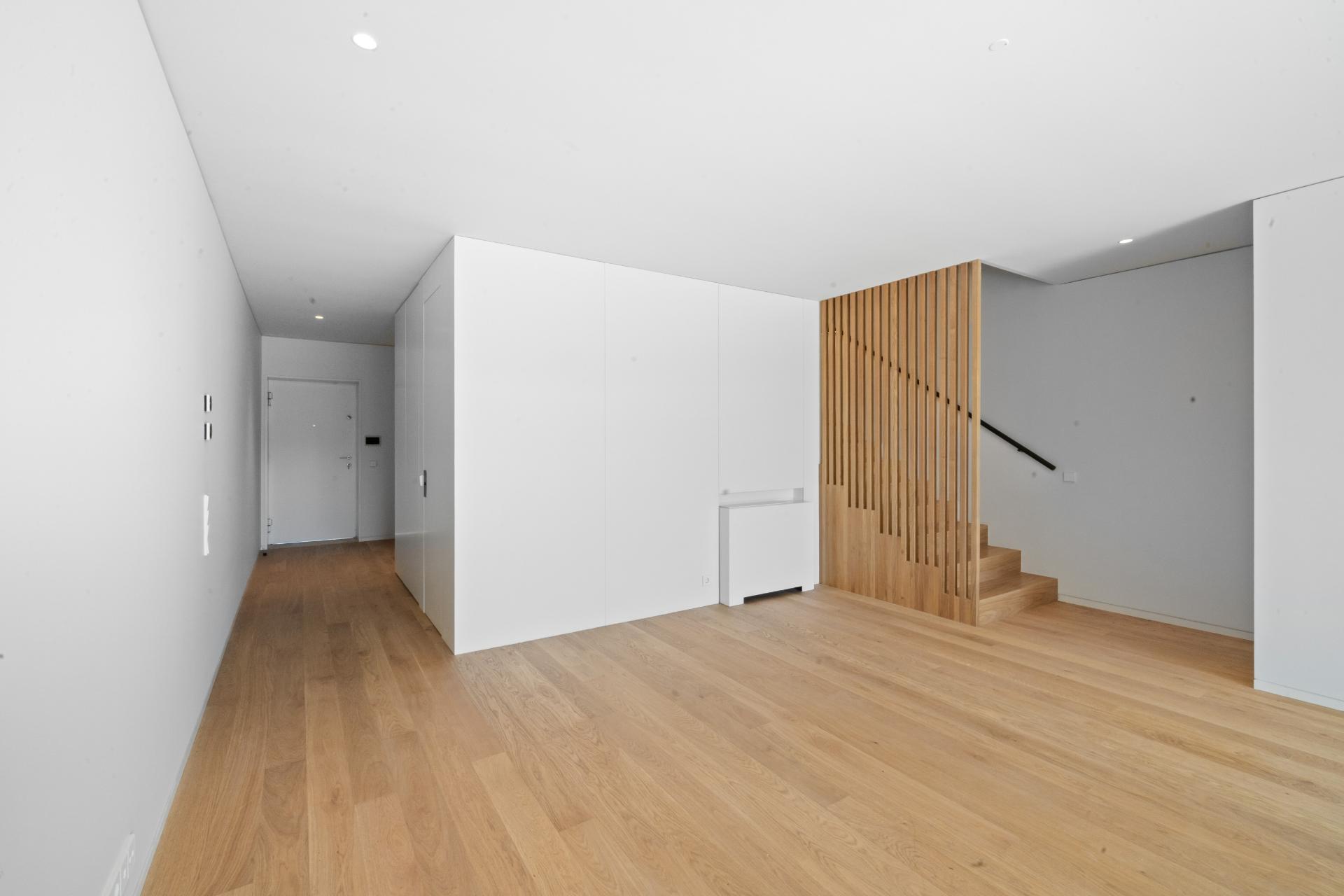 Moradia T3 Duplex com Jardim, Varanda e Garagem em Condomínio Privado na Foz
