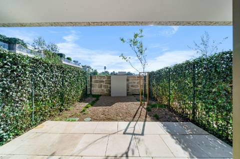 Moradia T3 Duplex com Jardim, Varanda e Garagem em Condomínio Privado na Foz