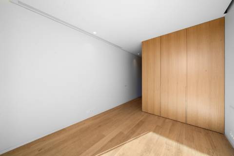 Moradia T3 Duplex com Jardim, Varanda e Garagem em Condomínio Privado na Foz