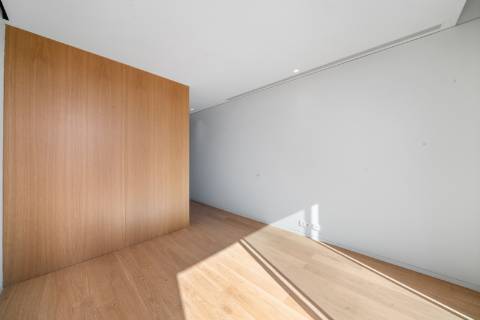 Moradia T3 Duplex com Jardim, Varanda e Garagem em Condomínio Privado na Foz