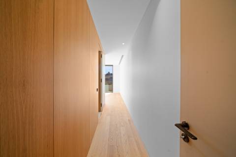 Moradia T3 Duplex com Jardim, Varanda e Garagem em Condomínio Privado na Foz