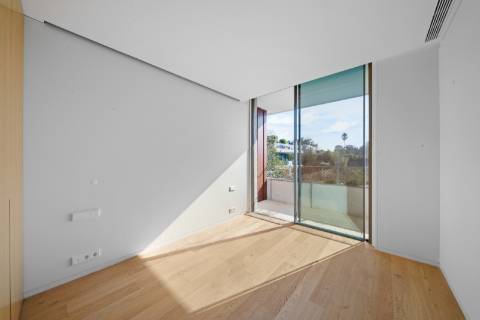 Moradia T3 Duplex com Jardim, Varanda e Garagem em Condomínio Privado na Foz