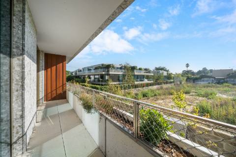 Moradia T3 Duplex com Jardim, Varanda e Garagem em Condomínio Privado na Foz