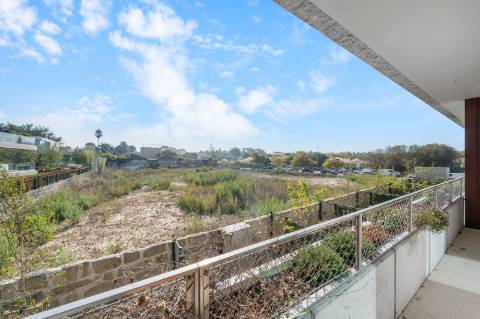 Moradia T3 Duplex com Jardim, Varanda e Garagem em Condomínio Privado na Foz