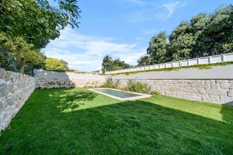 Moradia T3 Duplex com Jardim, Varanda e Garagem em Condomínio Privado na Foz