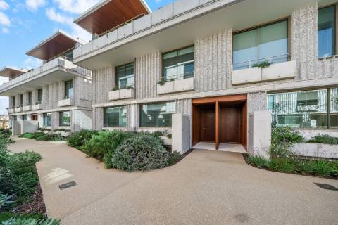 Moradia T3 Duplex com Jardim, Varanda e Garagem em Condomínio Privado na Foz