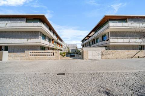 Moradia T3 Duplex com Jardim, Varanda e Garagem em Condomínio Privado na Foz