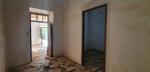 Casa para Reconstrução em Loulé - Reabilite, Transforme, Valorize