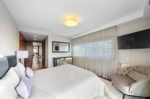 Apartamento T4 como novo, em condomínio de alto padrão