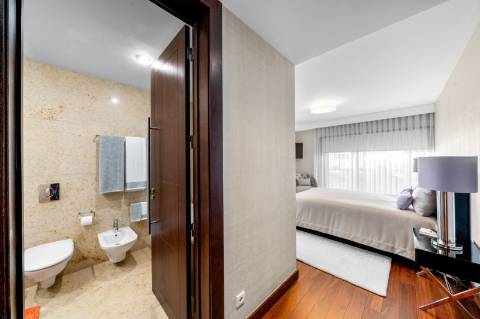 Apartamento T4 como novo, em condomínio de alto padrão