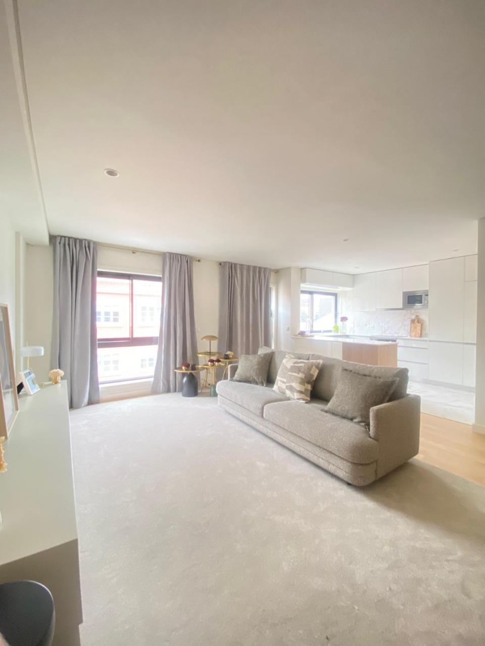 Apartamento T3 Moderno com Varanda e Garagem no Coração do Porto