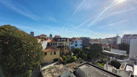 Apartamento T3 Moderno com Varanda e Garagem no Coração do Porto