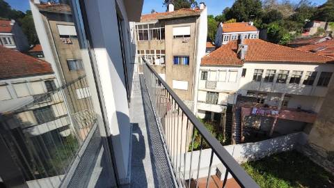 Apartamento T3 Moderno com Varanda e Garagem no Coração do Porto